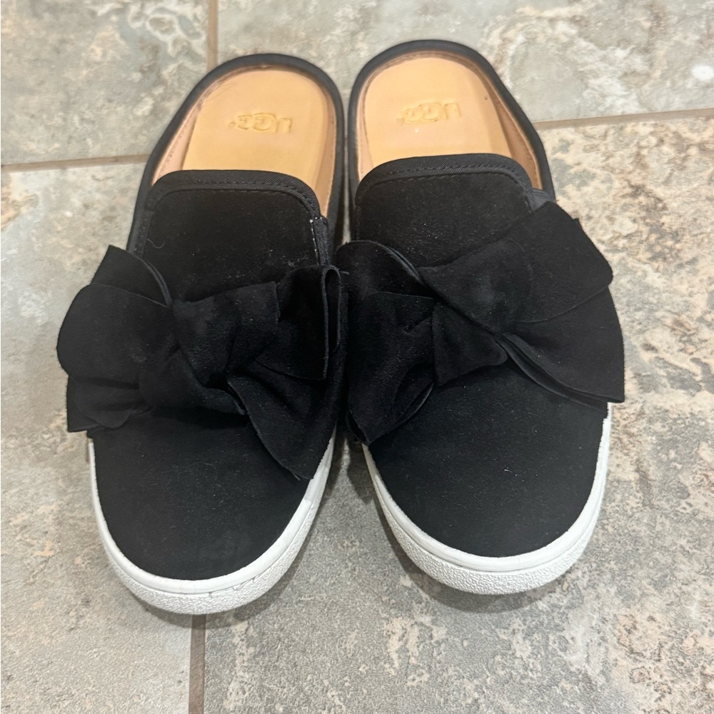 UGG Women's Bow Black Slip-On Shoes Great Condition!
